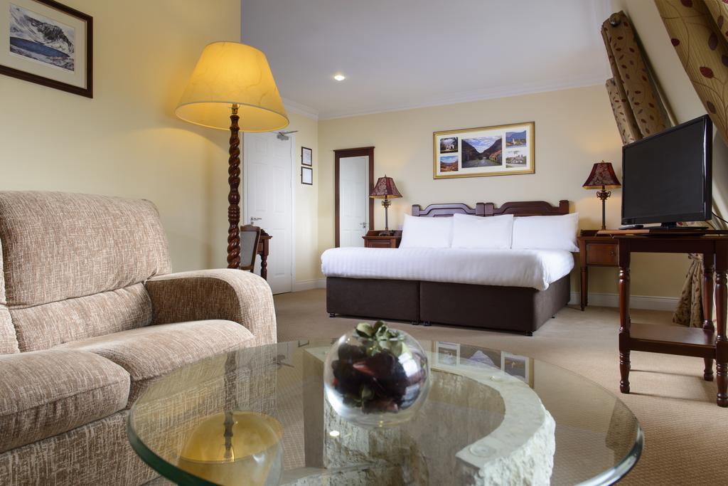Mcsweeney Arms Hotel Килларни Экстерьер фото