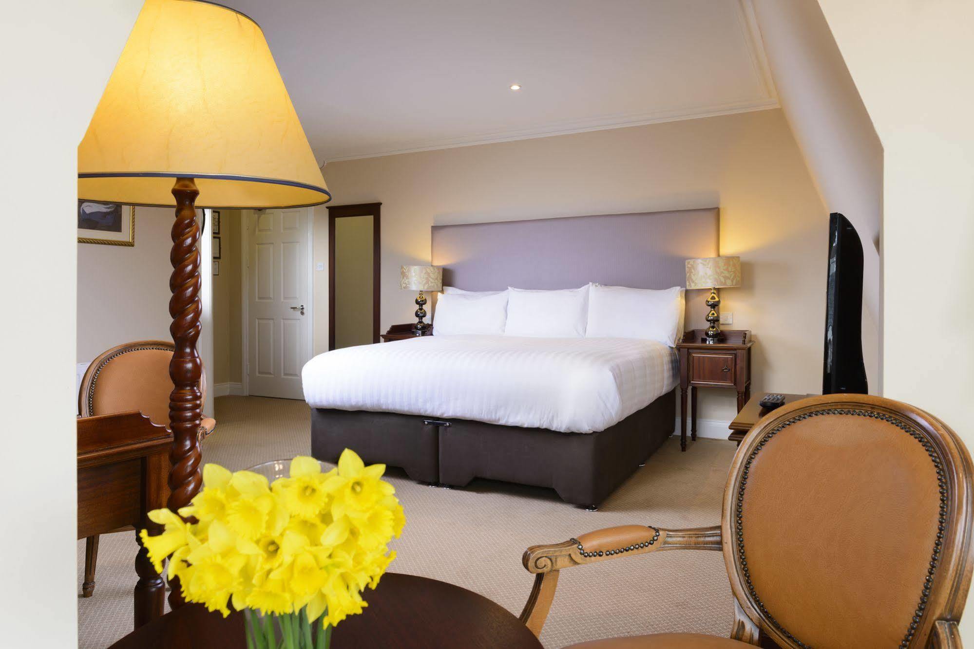 Mcsweeney Arms Hotel Килларни Экстерьер фото