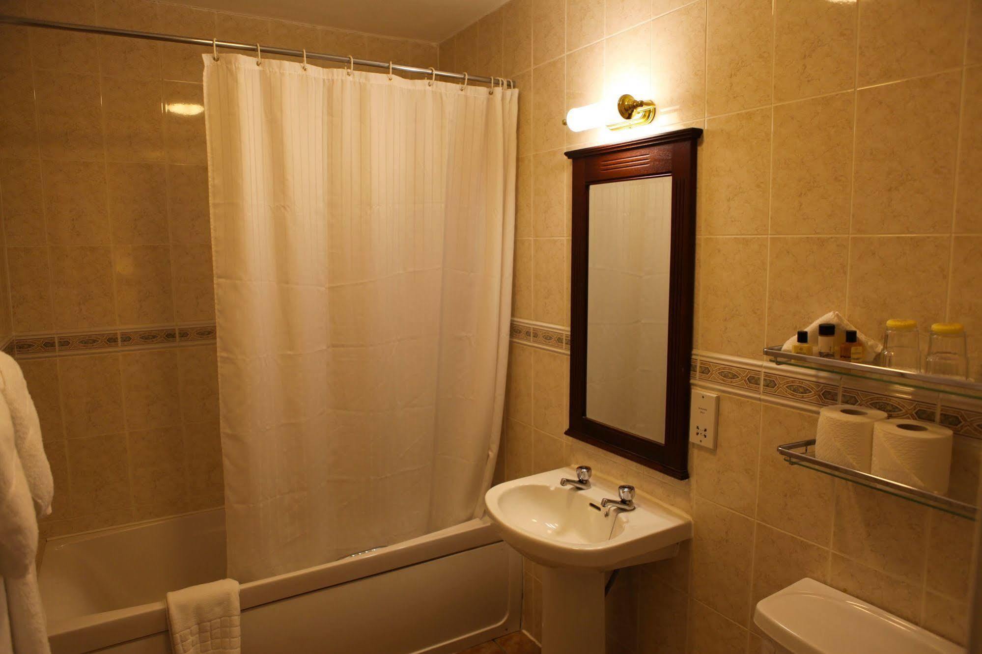 Mcsweeney Arms Hotel Килларни Экстерьер фото